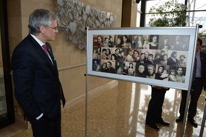 Minister-president Kris Peeters in het Montréal Holocaust Memorial Centre