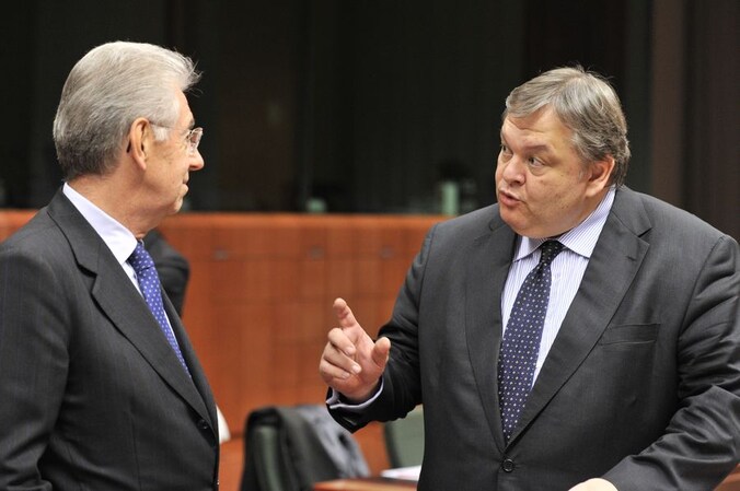 De Italiaanse premier en minister van Financiën Mario Monti spreekt met zijn Griekse collega Evangelos Venizelos.