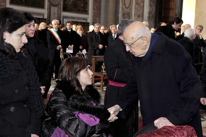 President Napolitano schudt de hand van één van de nabestaanden