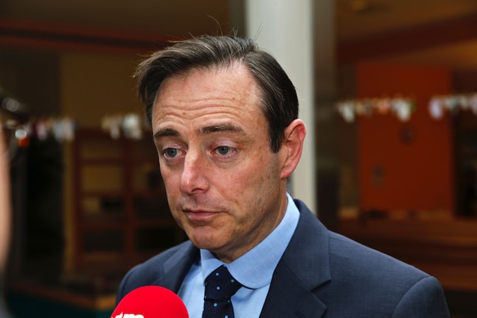De Wever komt tot de vaststelling "dat de tenen wel heel lang zijn".