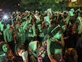 Aanhangers van Rohani vieren zijn overwinning op straat in Teheran, zaterdagavond.