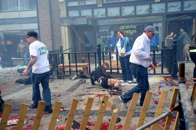 Gewonden in de buurt van de finishlijn van de marathon in Boston net na de explosies.