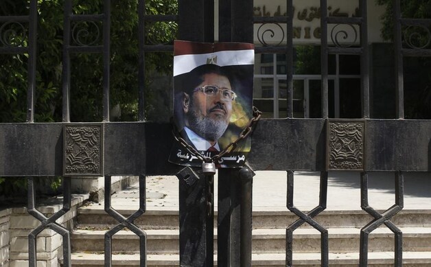 Een afbeelden van de afgezette Egyptische president Mohamed Morsi.