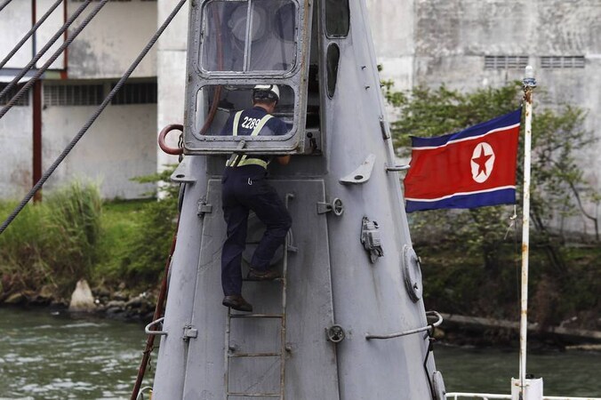 Het Noord-Koreaanse vrachtschip Chong Chon Gang wordt geïnspecteerd in de haven van Colón.