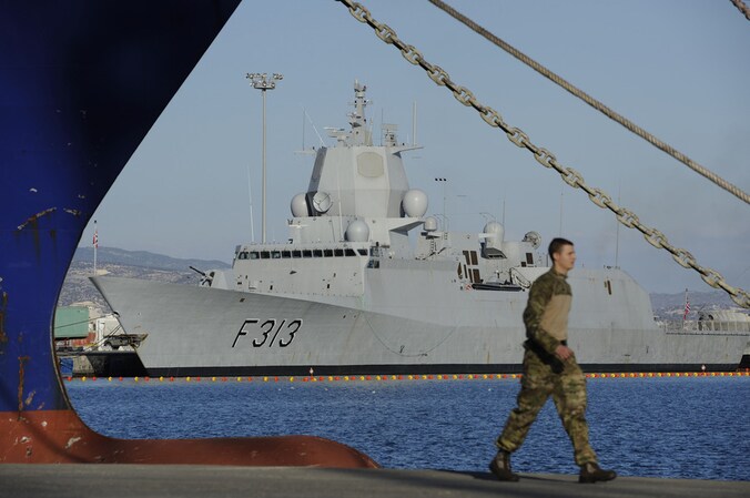 Het Noorse fregat Helge Ingstad in de haven van Limassol.