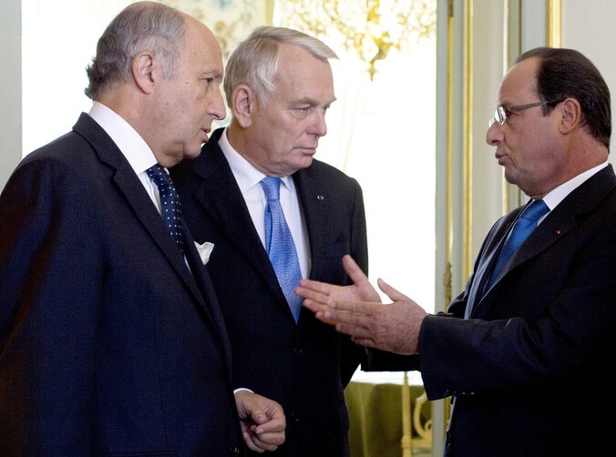 De Franse president Hollande (r.) met zijn minister van Buitenlandse Zaken Fabius (l.) en premier Ayrault (m,).
