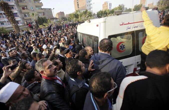 Een ambulance baant zich een weg tussen de demonstranten in de Egyptische hoofdstad.