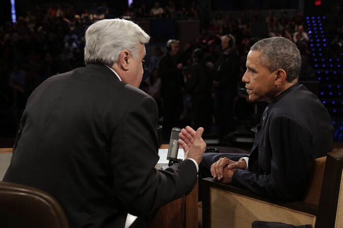 De Amerikaanse president Obama dinsdagavond tijdens een reclamepauze van de NBC-talkshow van presentator Jay Leno (links).