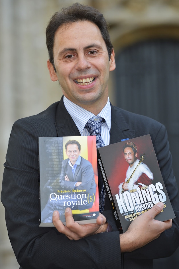 Het bewuste boek blijkt twee covers te hebben. Een ernstige voor het Waalse publiek (l.) en een frivolere voor Vlaanderen. Waarom dat zo is, blijft gissen.