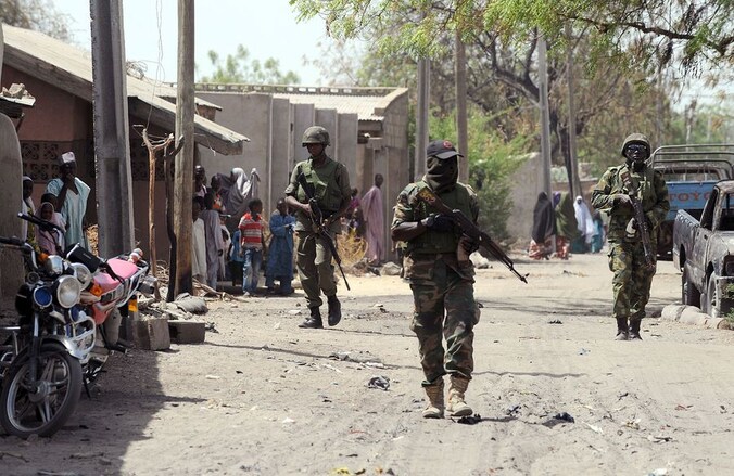 Het Nigeriaanse leger patrouilleert door de straten in Baga.