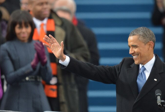 President Obama wuift naar de honderdduizenden mensen die naar Washington trokken om zijn inauguratie bij te wonen.