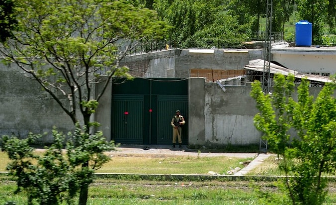Een soldaat staat op wacht voor de villa in Abbottabad.