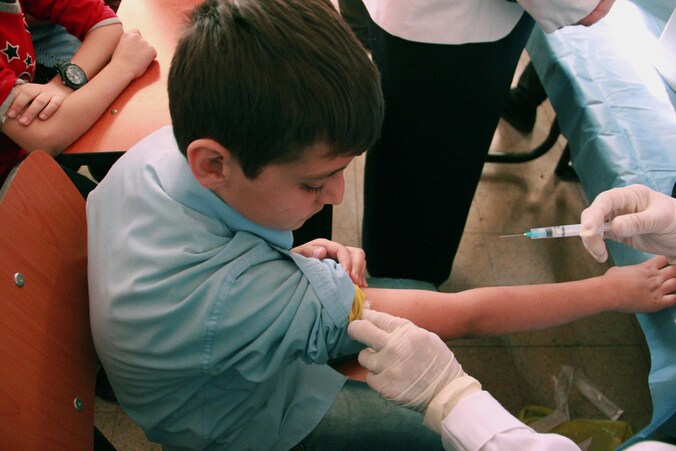 Een jongen krijgt een vaccin in Damascus tijdens en vaccinatiecampagne van UNICEF.