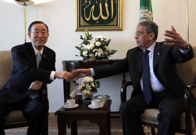 VN-secretaris-generaal Ban Ki-moon en Amre Moussa stemden de violen over Libië.