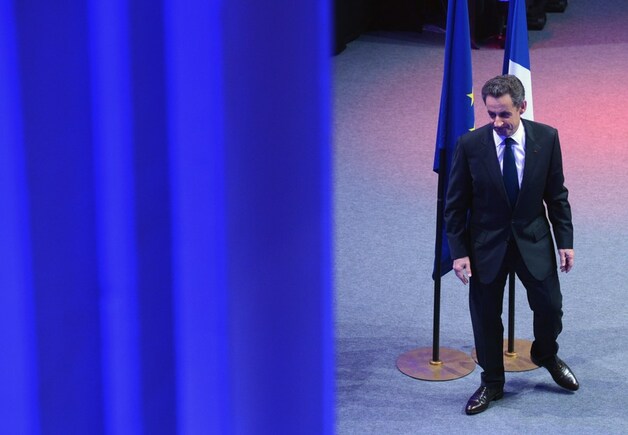 Nicolas Sarkozy verlaat het toneel nadat hij zijn aanhangers toesprak in Parijs.