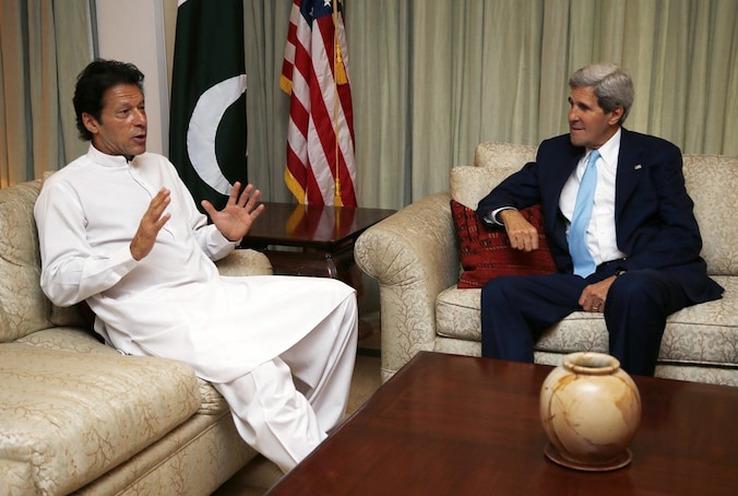 VS-minister van Buitenlandse Zaken John Kerry vanmiddag met Pakistaans oppositieleider Imran Khan.