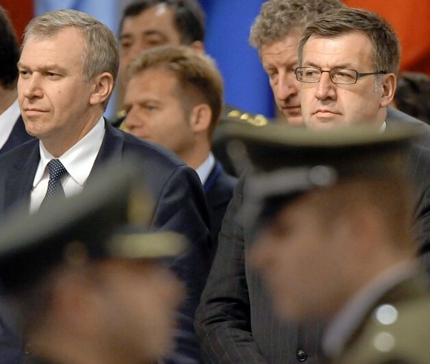 De Belgische delegatie op de NAVO-top: premier Leterme, buitenlandminster Vanackere en defensieminister De Crem