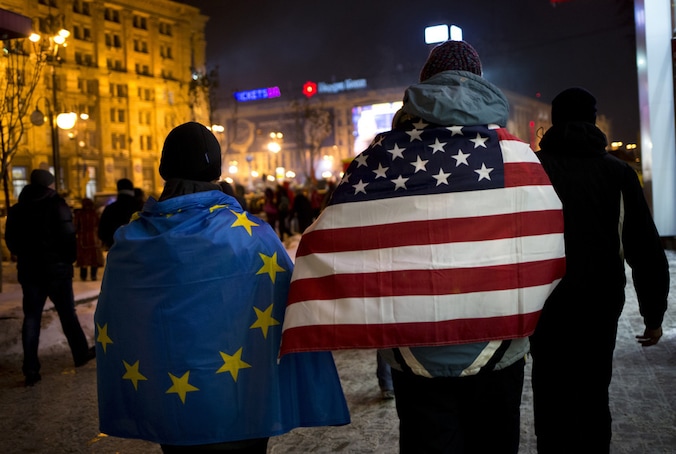 Betogers op het Onafhankelijkheidsplein in Kiev met vlaggen van de EU en de VS.