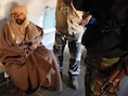 De gevangengenomen Saif al-Islam Kadhafi gefotografeerd in een vliegtuig nabij de stad Zintan. Hij deelde aan journalisten van het persagentschap Reuters mee in goede gezondheid te verkeren.
