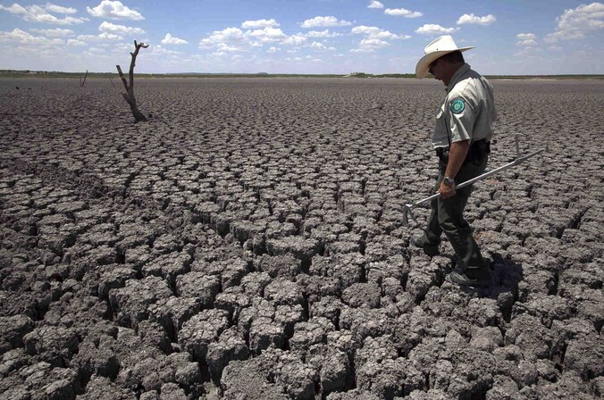 Een boer in Texas bekijkt in 2011 de droogte