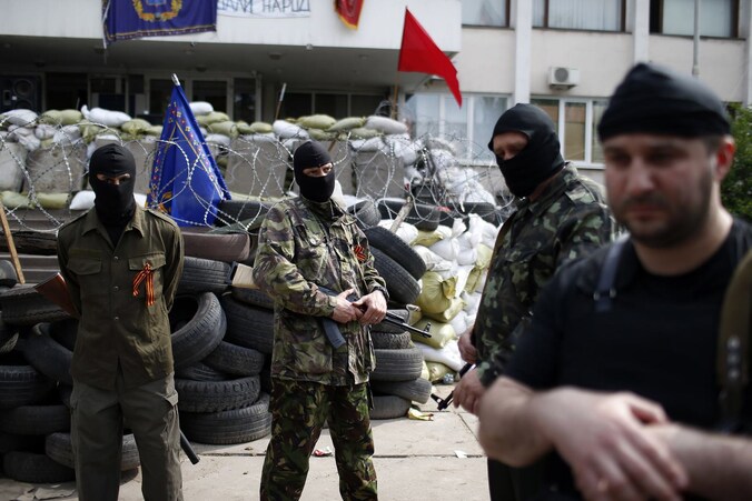 Pro-Russische separatisten voor het stadhuis in Marioepol, dat nu in handen is van Oekraïense troepen.