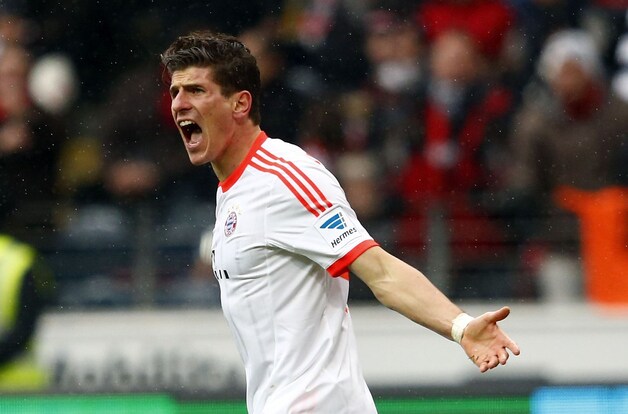 Gomez valt af