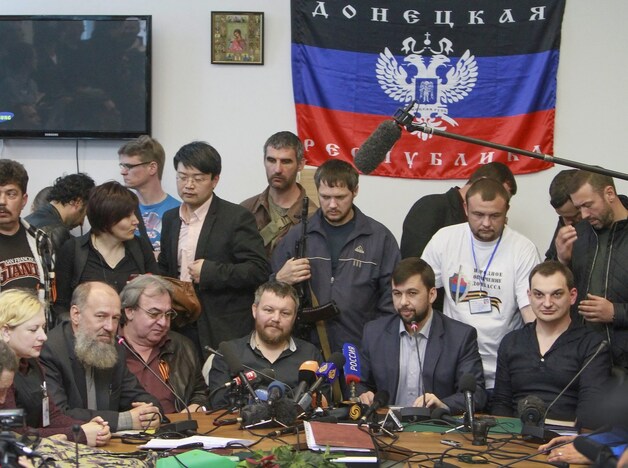 Denis Pushilin (rechts) en andere leden van de zelfuitgeroepen Volksrepubliek Donetsk.