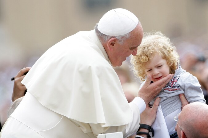 Paus Franciscus tijdens zijn wekelijkse audiëntie op het St. Pietersplein.