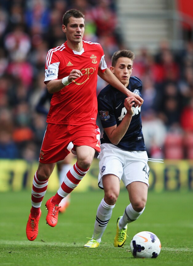 Januzaj in duel met Schneiderlin.