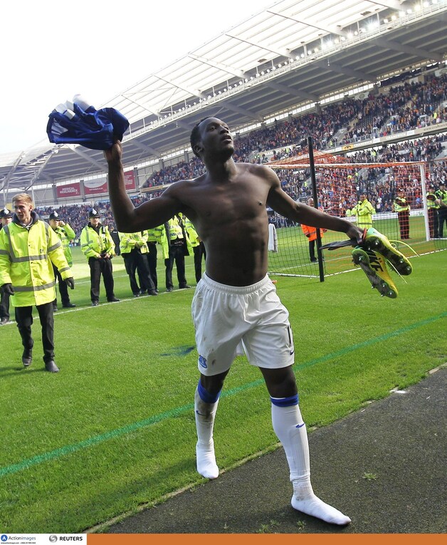 Romelu Lukaku trakteerde de meegereisde Everton-fans op zijn shirt en schoenen.