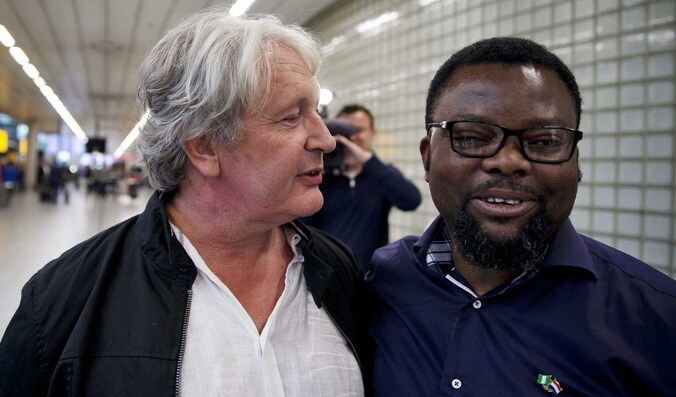 Jandries Groenendijk en Sunny Ofehe (r) na aankomst op Schiphol.