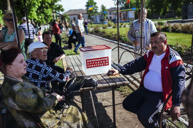 Inwoners van Svatove bij een lokaal 'mobiel stembureau'.