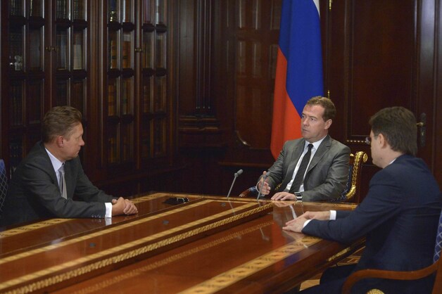 Alexei Miller (l), de CEO van Gazprom, en de Russische eerste minister Dmitri Medvedev ontmoetten elkaar gisteren.