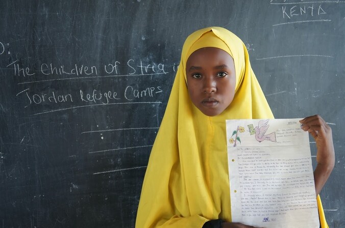Het Somalische meisje Hibo Mahamed Dubow met haar brief.