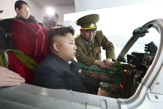 Kim Jong-un leert hoe hij moet vliegen.