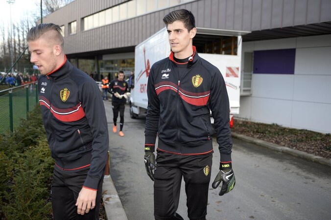 Alderweireld (links) haalt de loftrompet boven voor Courtois.