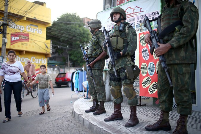 Soldaten zijn op hun hoede in Rio de Janeiro.