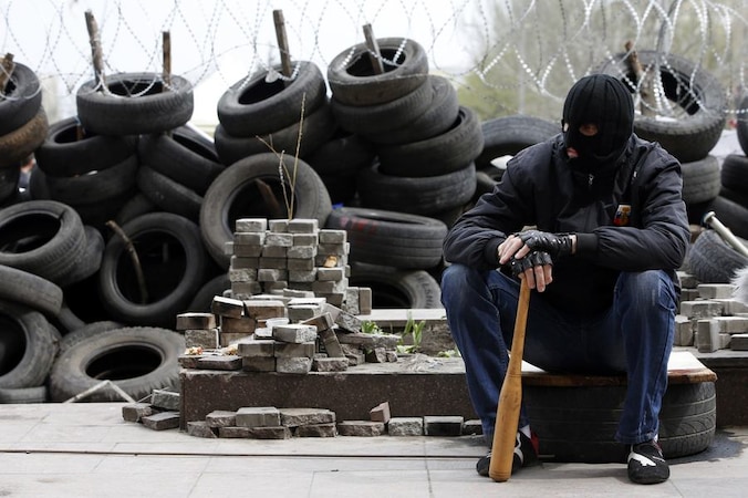 Een demonstrant zit nabij het gebouw van de regionale regering in Donetsk.