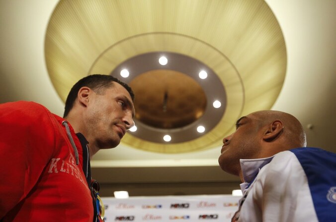Vladimir Klitschko kijkt opponent Axel Leapai in de ogen.