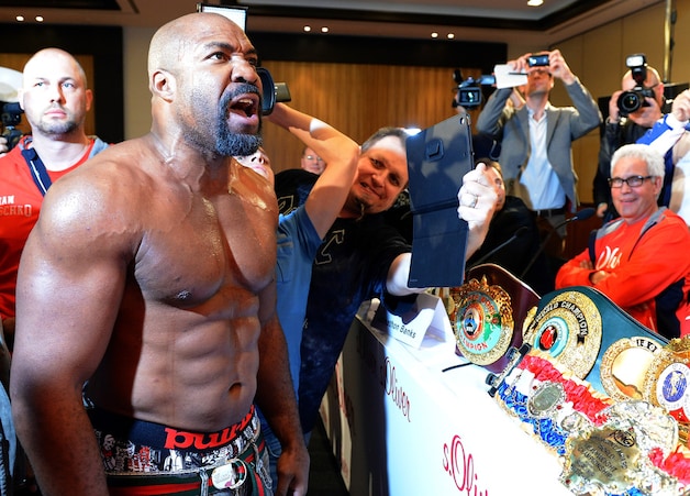 Shannon Briggs kwam de persconferentie verstoren.
