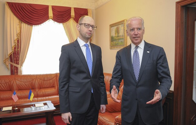De Amerikaanse vicepresident Biden (links) en premier Jatsenjoek van Oekraïne.