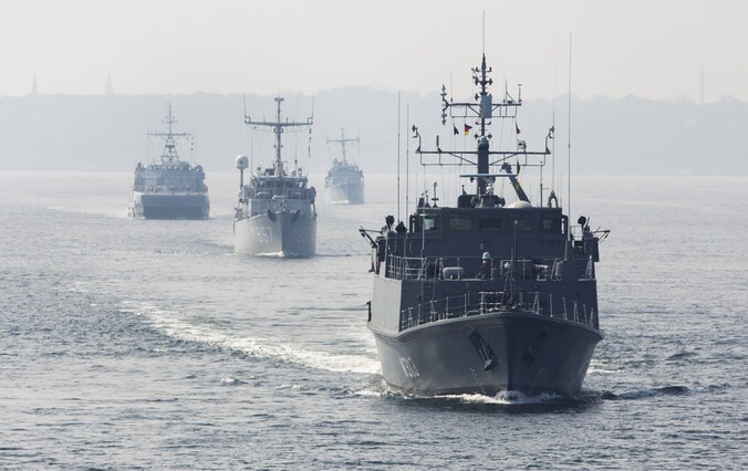 Marineschepen op weg van Kiel in Duitsland naar de Baltische zee, als onderdeel van een uitgebreide NAVO-missie in de regio. Het tweede schip van voor is de Nederlandse mijnenjager Makkum.