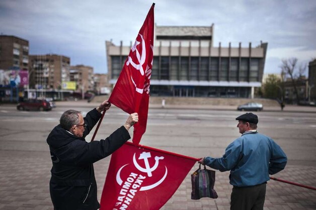 Aanhangers van de Oekraïense communistische partij bij een monument voor de vroegere Sovjetleider Lenin in Loegansk.