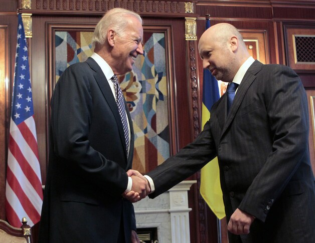De Amerikaanse vicepresident Biden (links) en interimpresident Toertsjinov van Oekraïne vandaag.