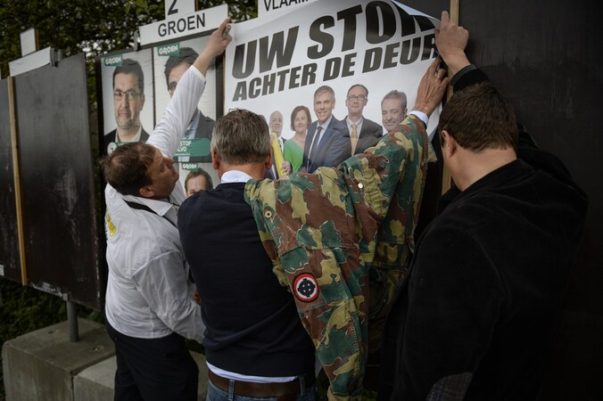 Filip Dewinter plakt VB-affiches in Antwerpen.