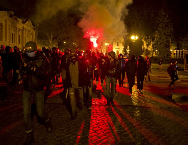Pro-Oekraïense demonstranten houden een mars voor het vakbondsgebouw waar vrijdag meer dan veertig mensen omkwamen.