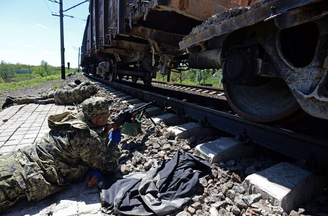 Pro-Russische militanten langs het spoor bij Slavjansk.