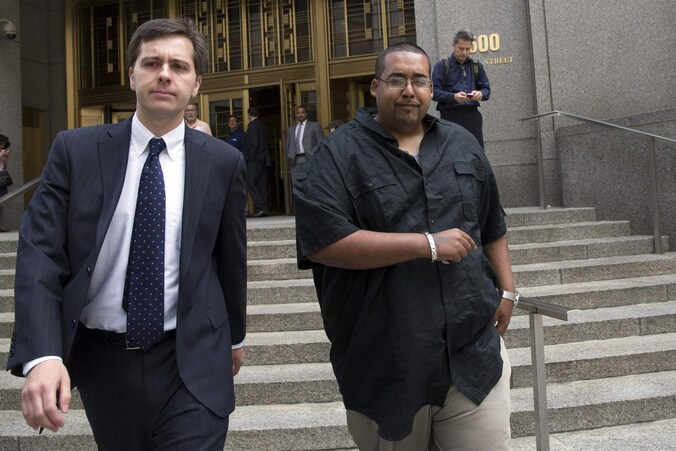 Hector Xavier Monsegur (rechts) verlaat het gerechtsgebouw in New York.