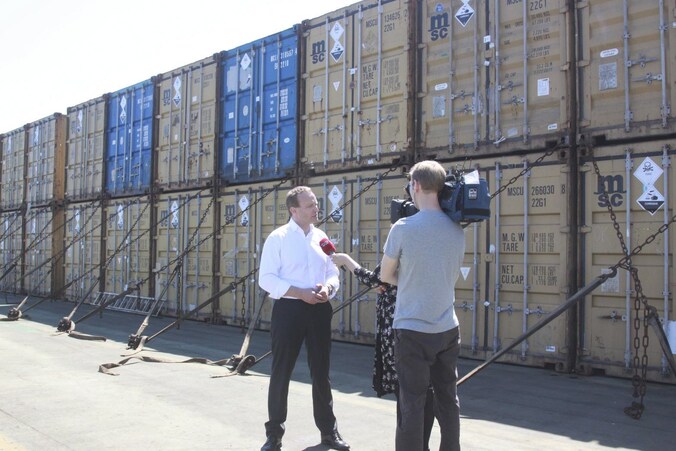 De Deense minister van Buitenlandse Zaken staat de pers te woord over de Syrische containers met chemische stoffen op een Deens vrachtschip.
