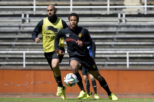 Moussa Dembélé krijgt op het middenveld de voorkeur op Marouane Fellaini.